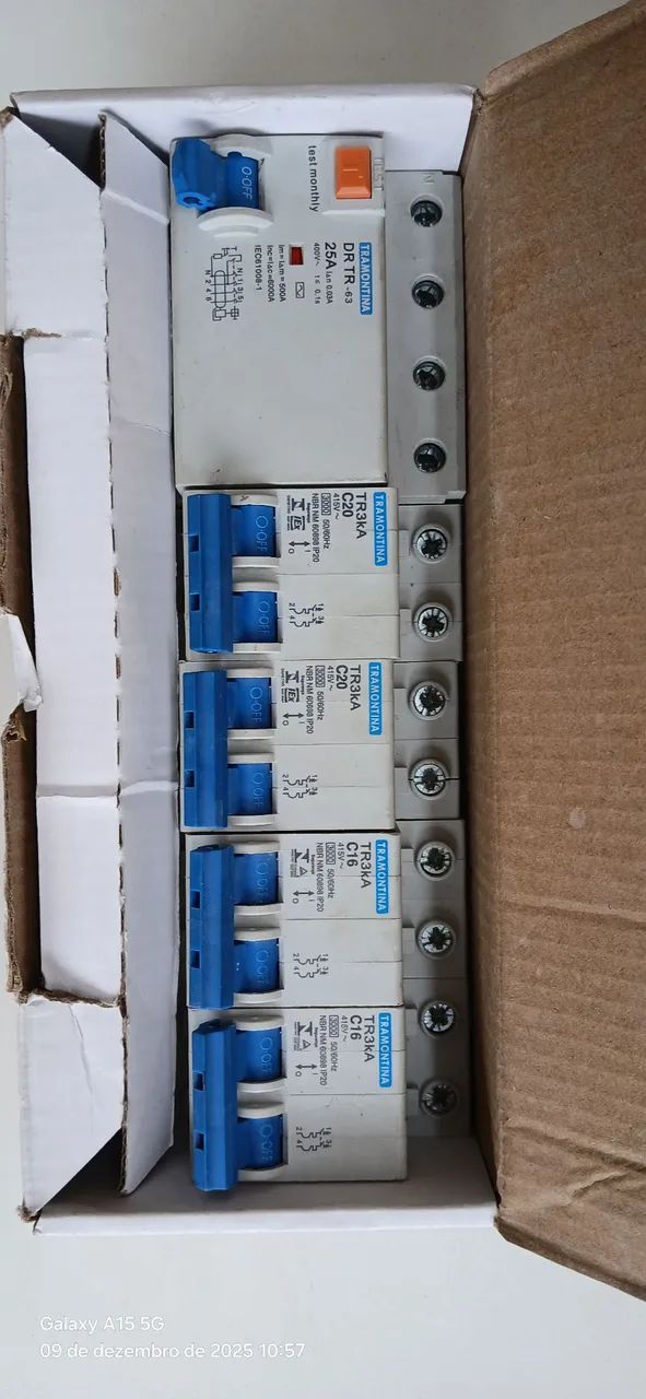 Um disjuntor tetrapolar diferencial residencial e 4 disjuntores 