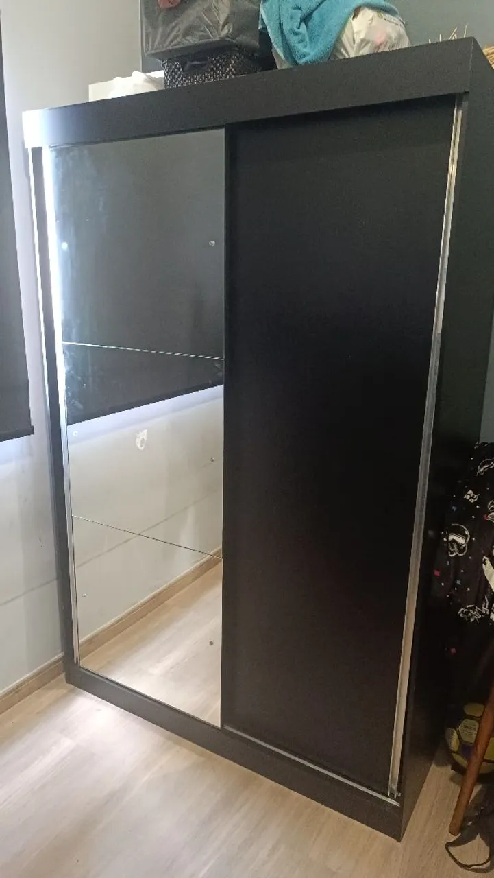 Guarda-Roupa com Espelho e Portas de Correr