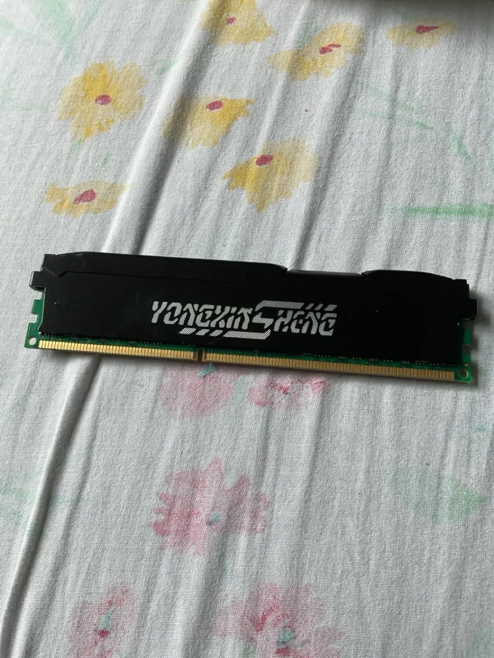 Duas Memórias  DDR3 RAM uma YongxinShine 8gb e outra Markvisin de 4gb 1600 Mhz e 1334Mhz  