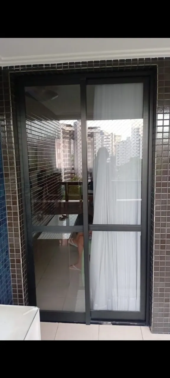 Porta de Vidro com Grade de Proteção