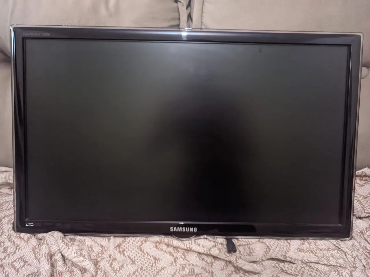 Samsung 32-inch TV, Not a Smart TV.64573375049347122