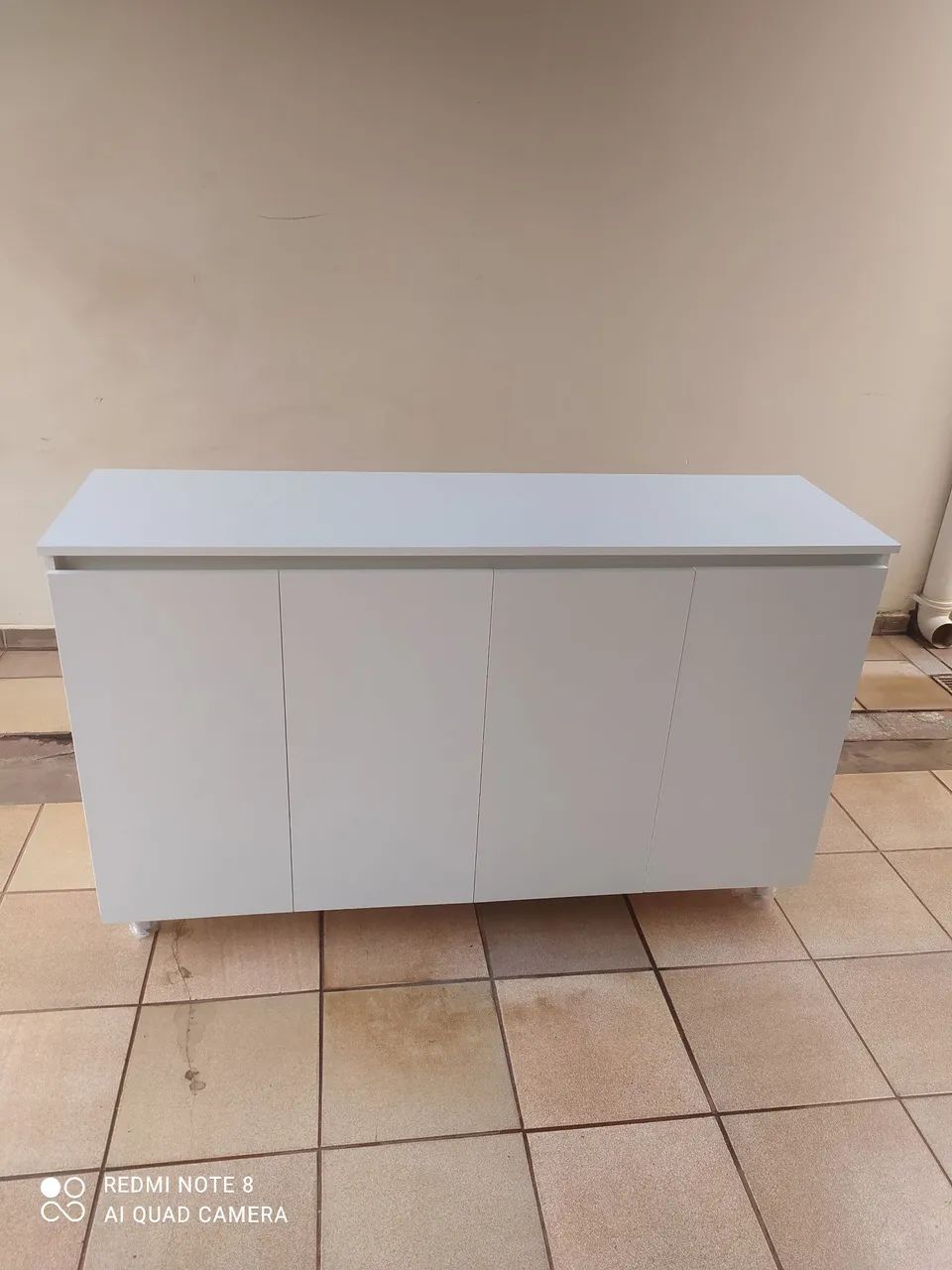 Balcão branco 4 portas. 