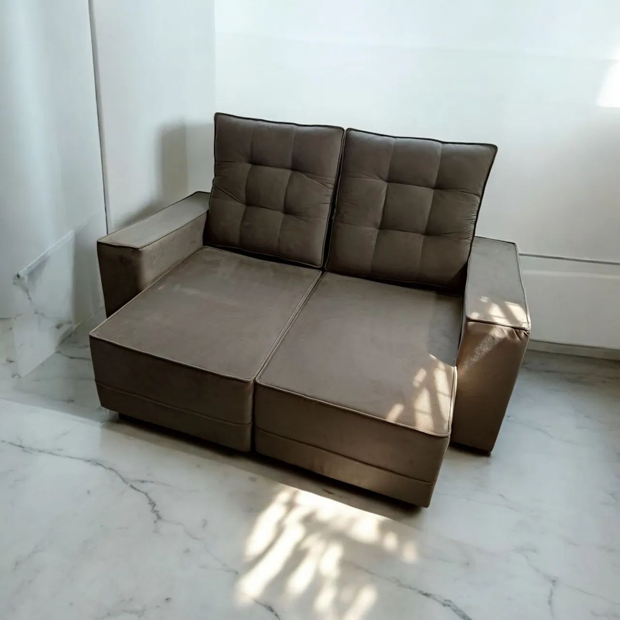 Sofá retrátil e reclinável em Suede - Foto 3