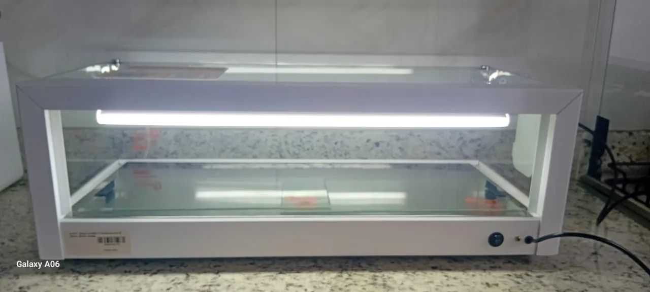 Expositor de produtos com iluminação