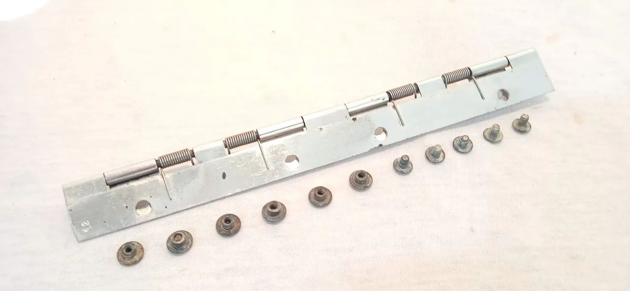 Dobradiça manteigueira  geladeira Frigidaire antiga com parafusos