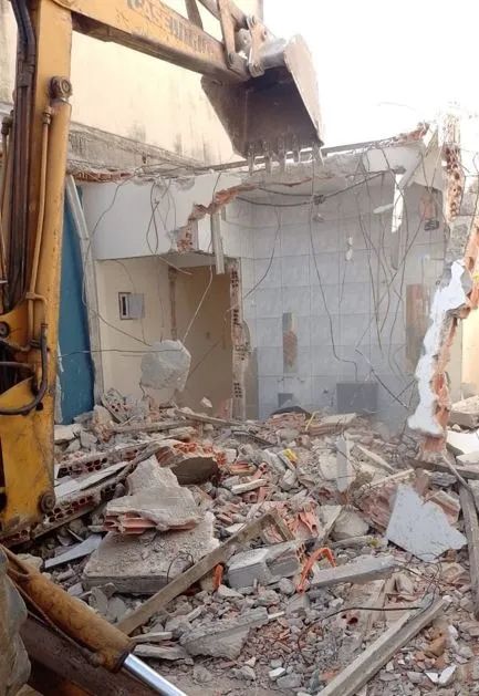 DEMOLIÇÃO DE CONSTRUÇÃO E TERRAPLANAGEM