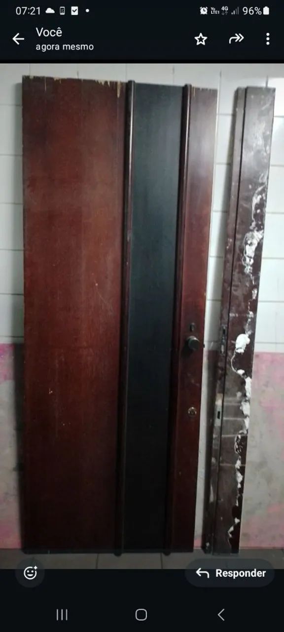 Porta de madeira com porta e chave64960500653441121