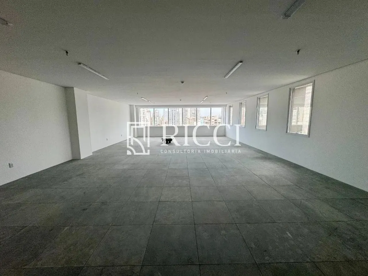Sala Comercial à Venda no Gonzaga, Santos ? RICCI