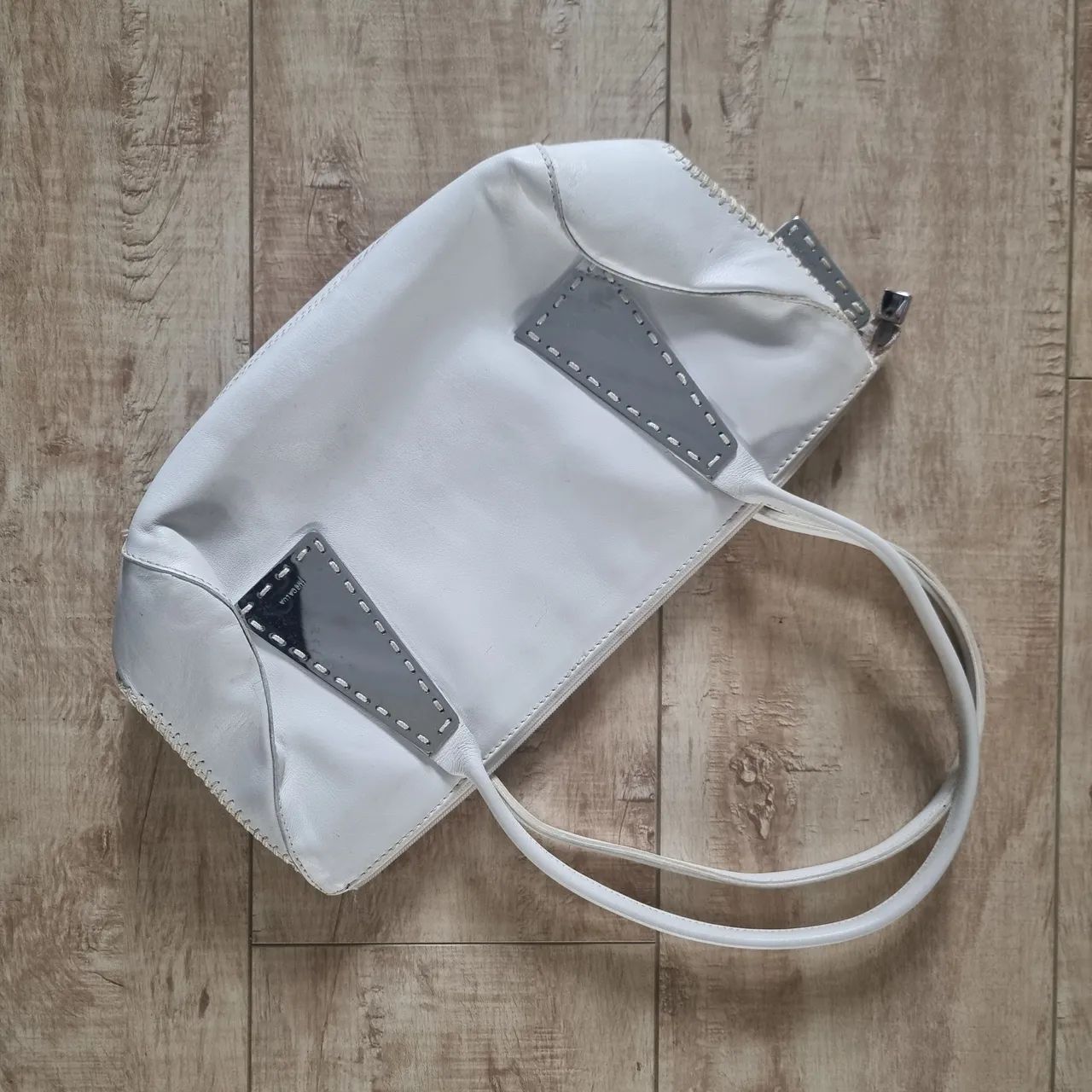 Bolsa de mão branca com detalhes luz da lua original 