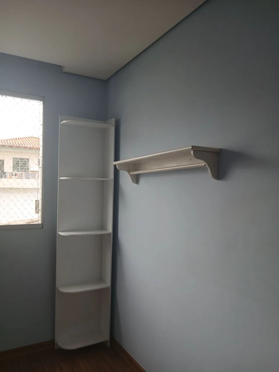 Estante e prateleira infantil branca para quarto