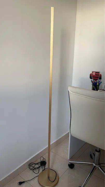 Luminária de chão moderna em dourado