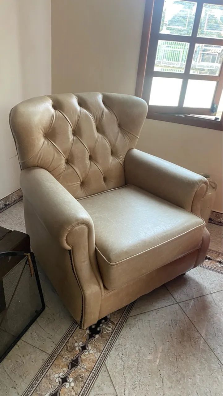 Poltrona Julliette de couro em ótimo estado
