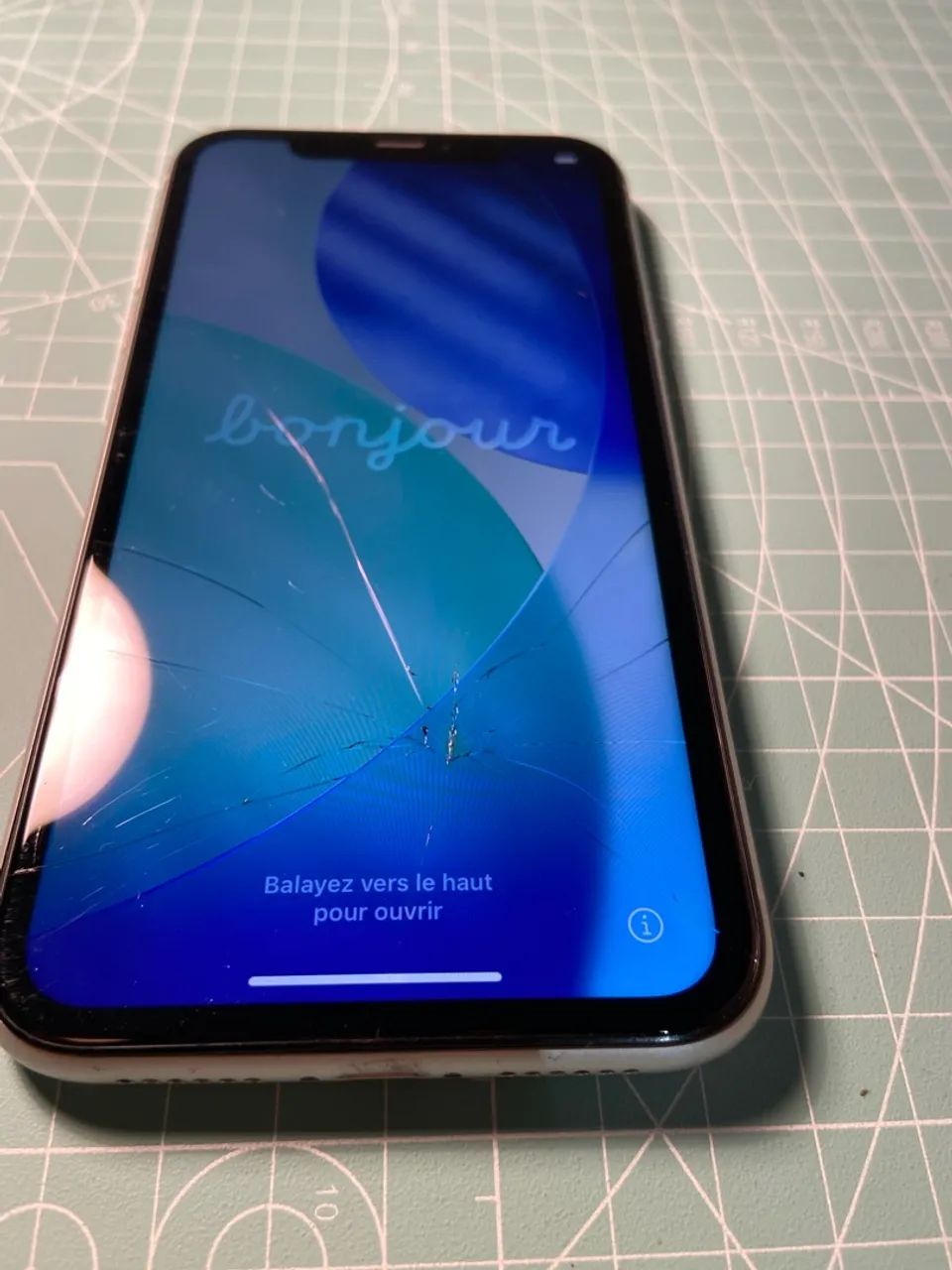 iPhone 11 64gb, Frente e trás quebrado. - Foto 3