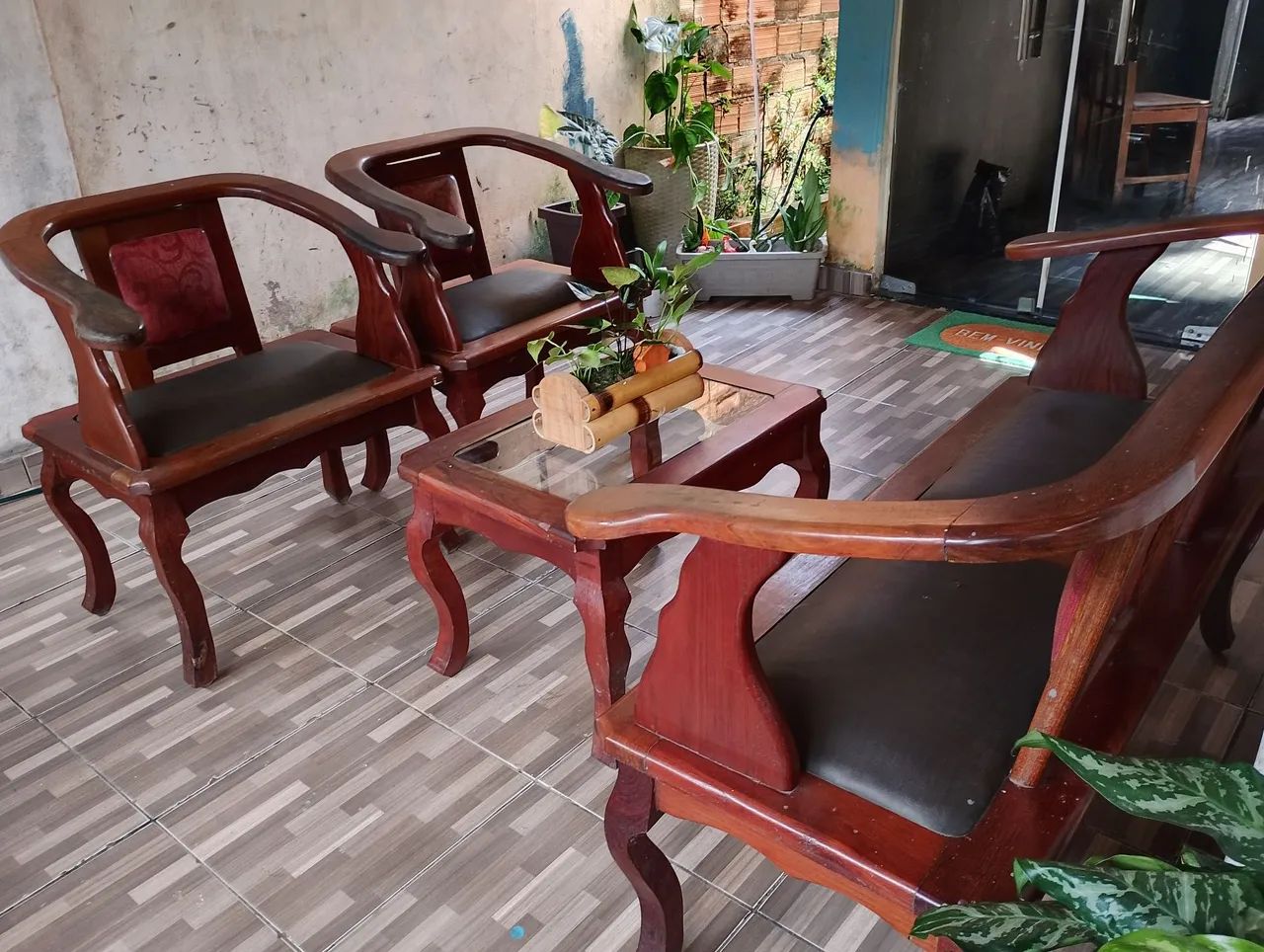 Conjunto de sofá de madeira com mesa de centro.