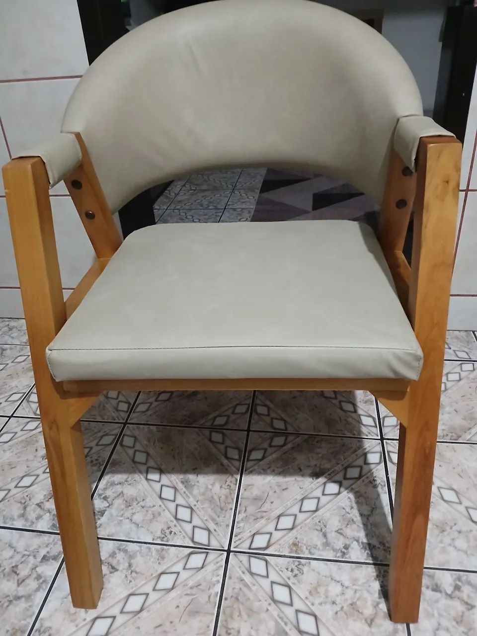 Cadeiras de madeira maciça. Cada R$ 490,00