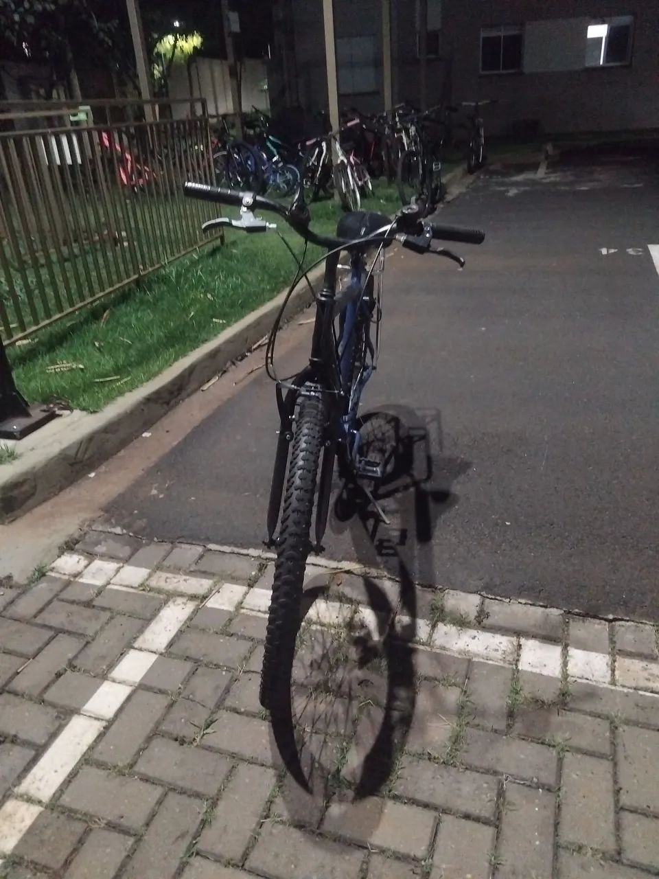 Bicicleta aro 26 azul e preta. - Foto 5