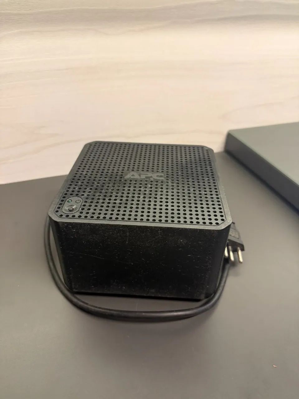 Estabilizador Compacto APC Cubic 300VA Monovolt - Funcionando 100% - Foto 4