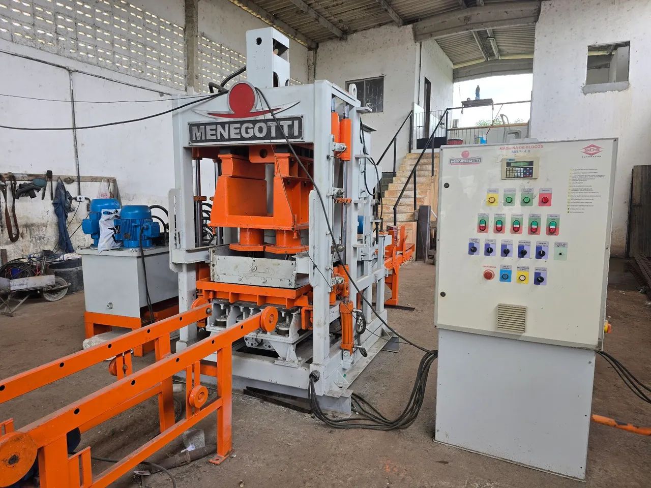 Máquina de fabricação de pisos intertravados MB4 automática reformada - Foto 2