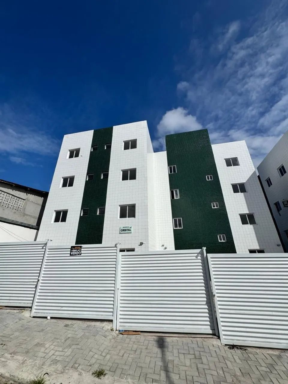 REPASSE COM QUINTAL PRIVATIVO + suíte!  Prédio com piscinas !