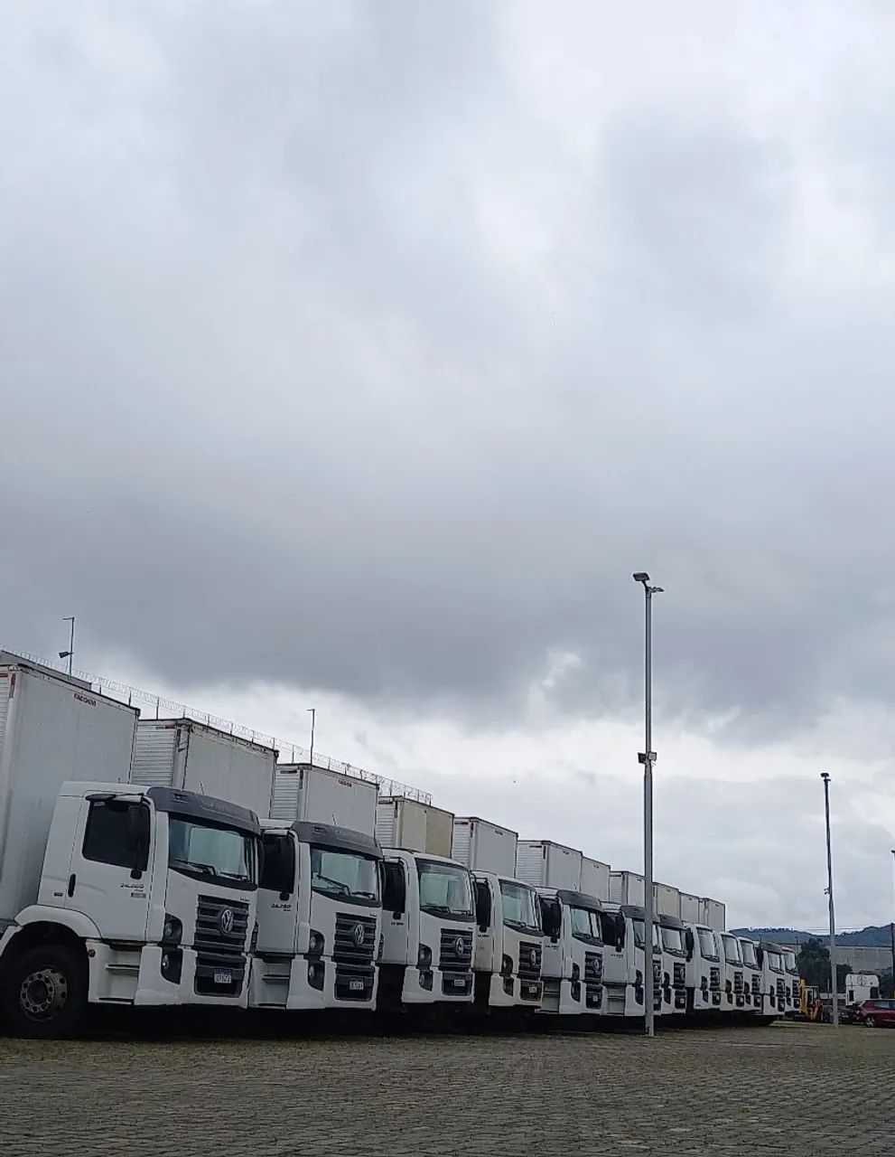 VW 24 280 Bau carga seca com plataforma elevatória 