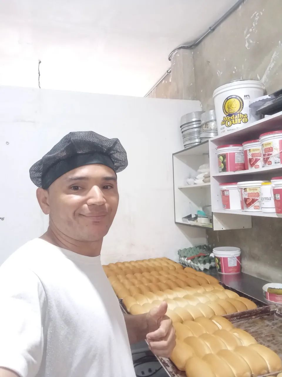 Sou auxiliar de padaria e de confeitaria com experiência 