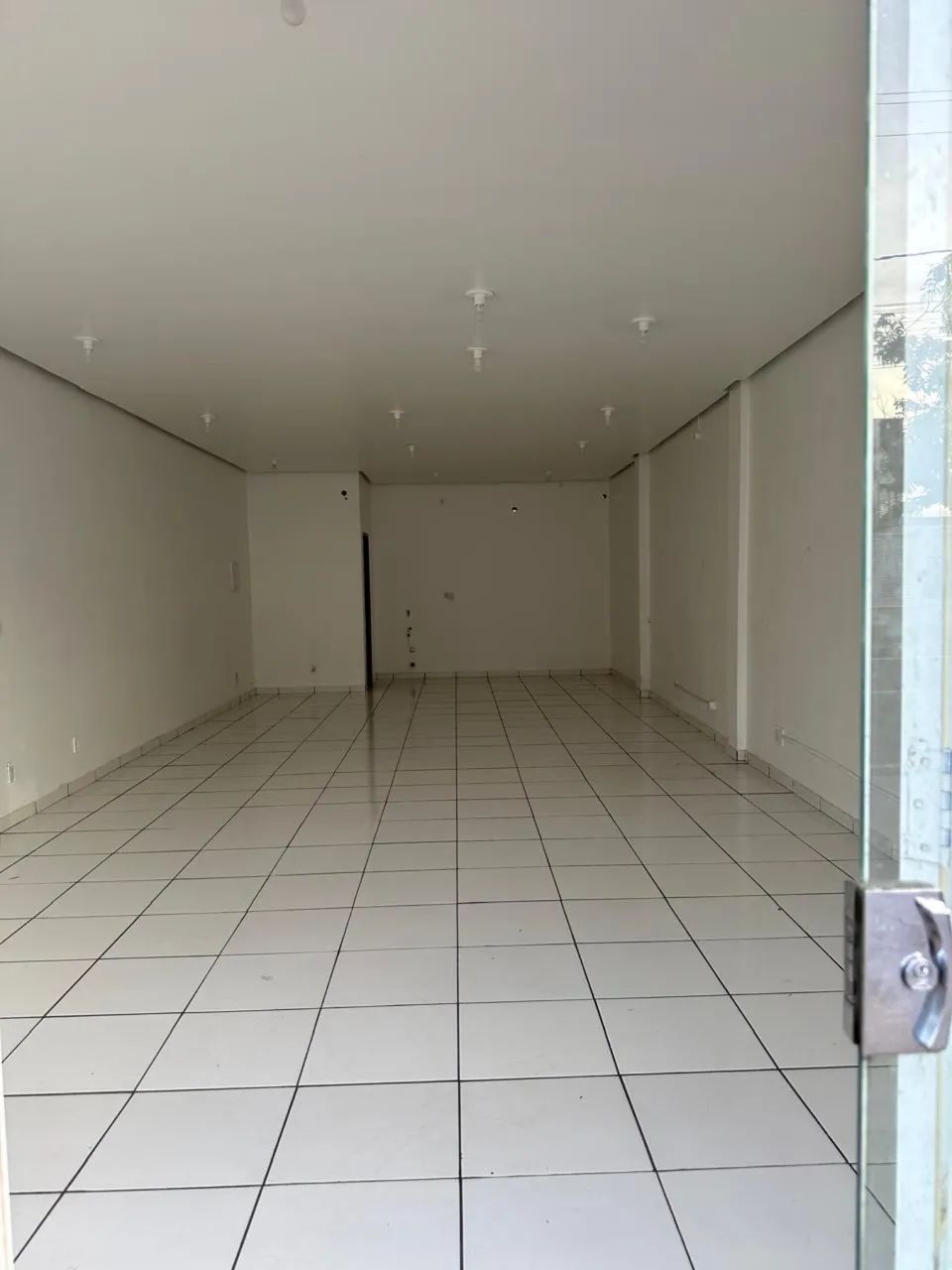 Aluga-se sala comercial no bairro São Pedro - Foto 3