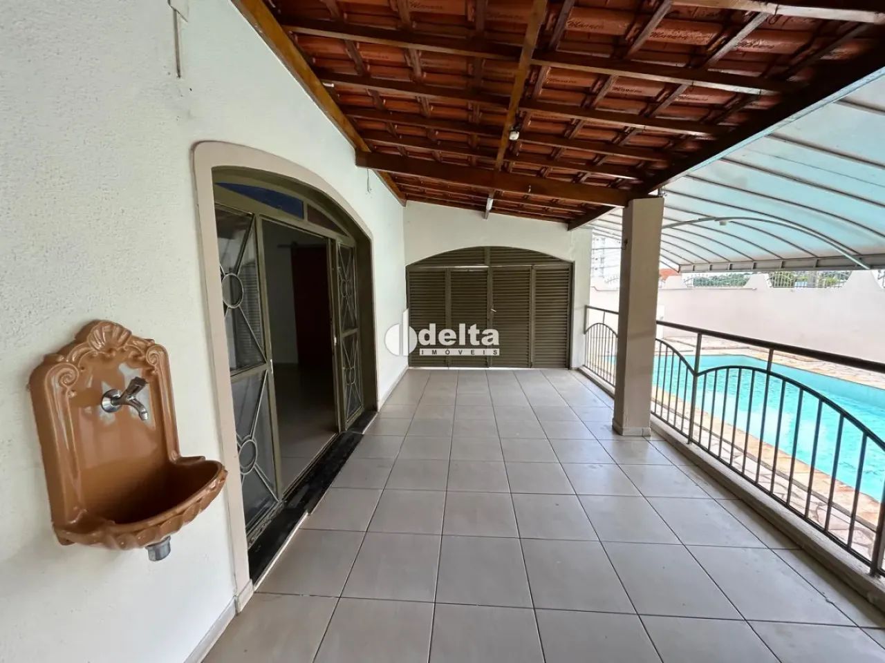 Casa comercial com 6 quartos disponível para vendas no Bairro Tabajaras em Uberlândia-MG. - Foto 5