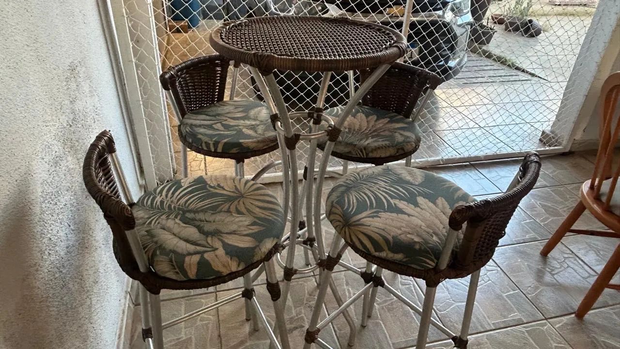     Conjunto Bistrô com 4 Banquetas para Varanda Gourmet - Foto 2