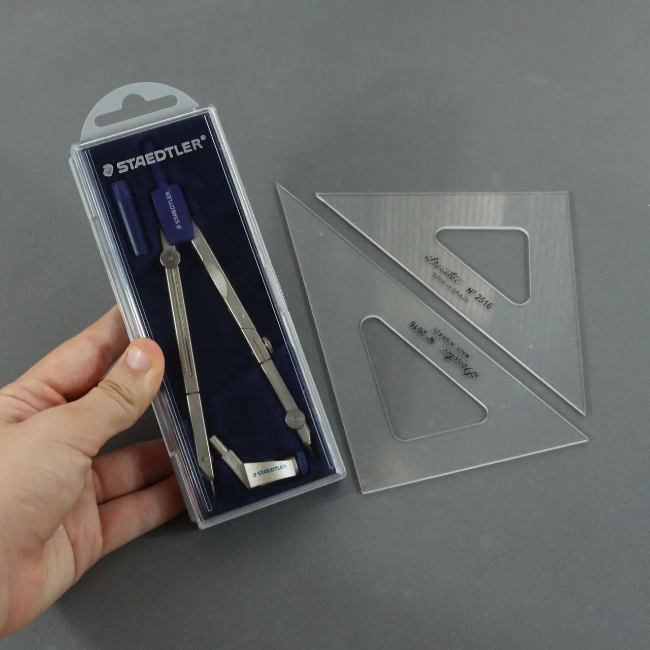 Compasso Steadtler e esquadros para desenho técnico