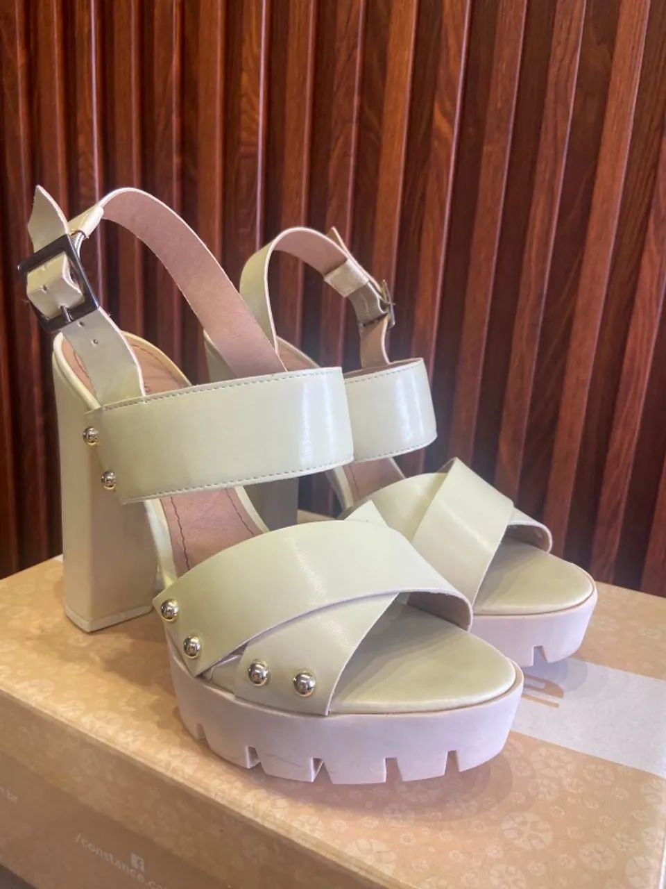 Sandália Constance salto bloco Tratorada Off-White - Foto 4