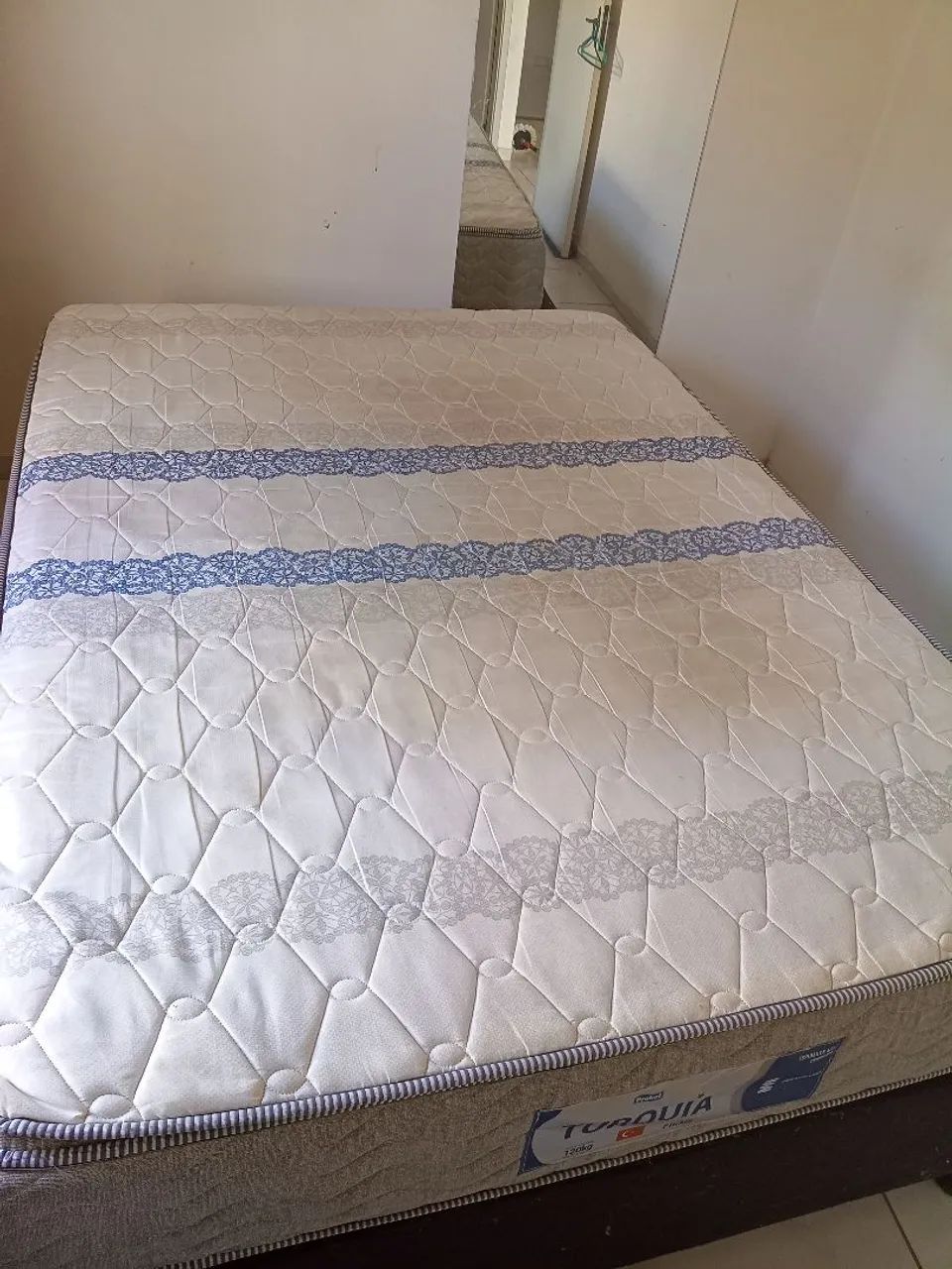 Base de cama de casal com colchão 