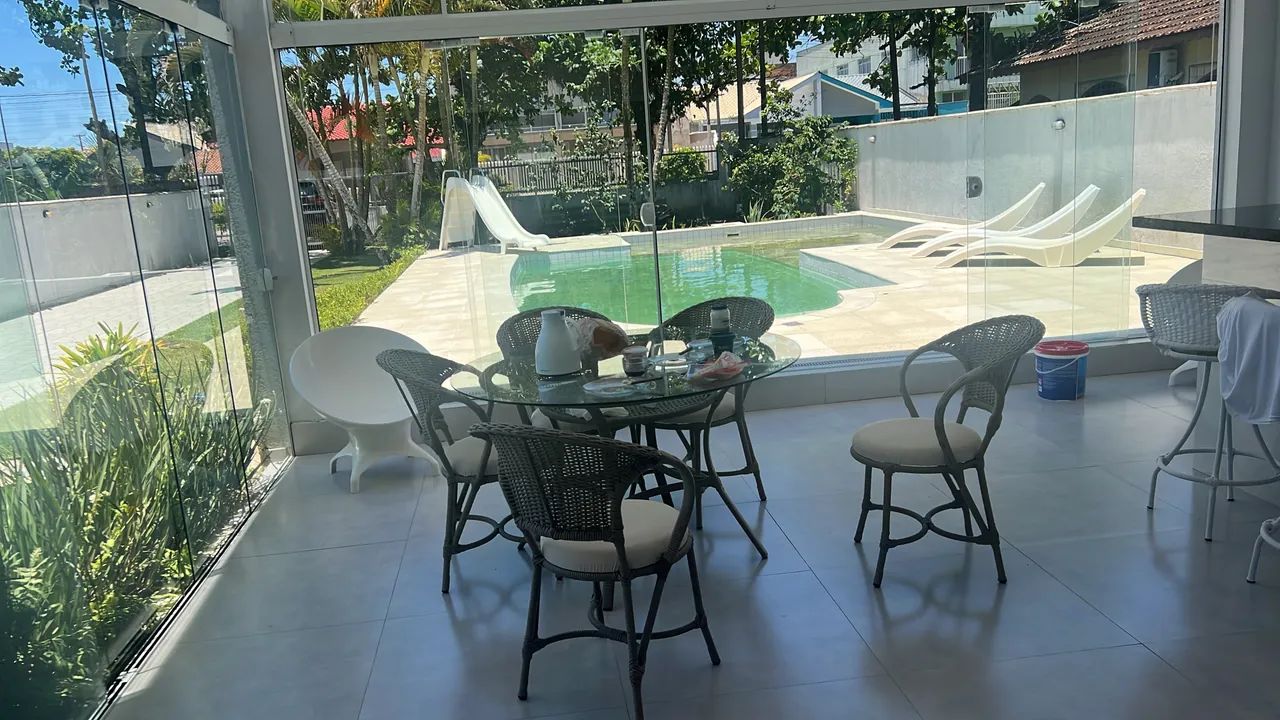 Casa com piscinas a uma quadra do mar. - Foto 2