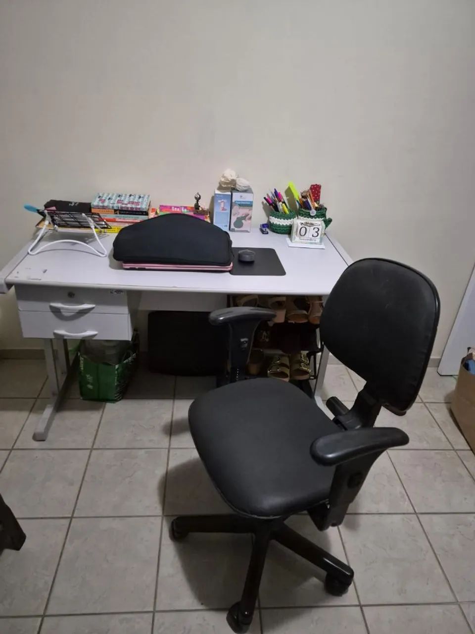 Mesq de escritório com gavetas e cadeira  - Foto 2