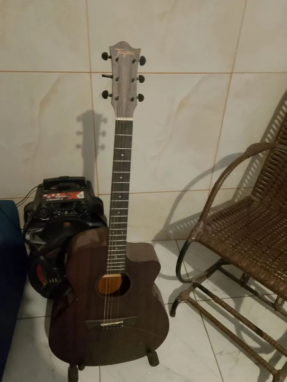 Violão Tagima, com capa e tripé