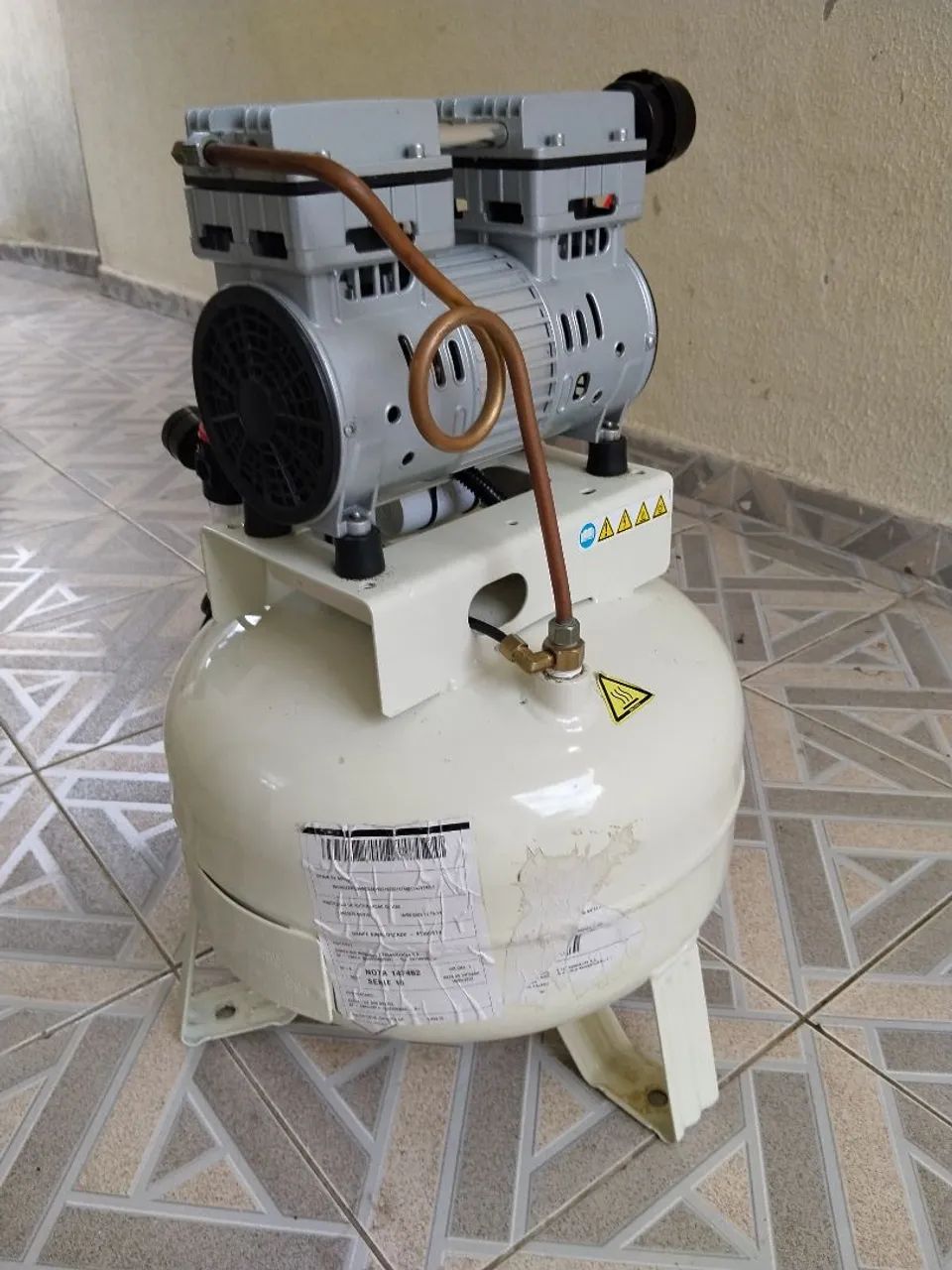 Compressor odontológico Schulz 30 litros 220V - Foto 3