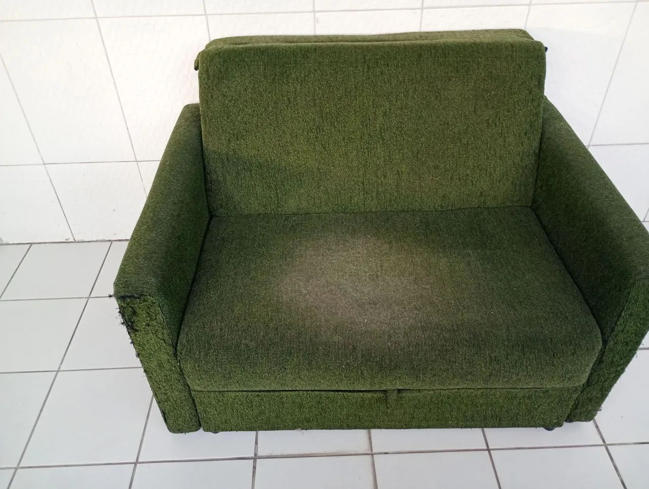 Vende-se sofá cama de 2 lugares.