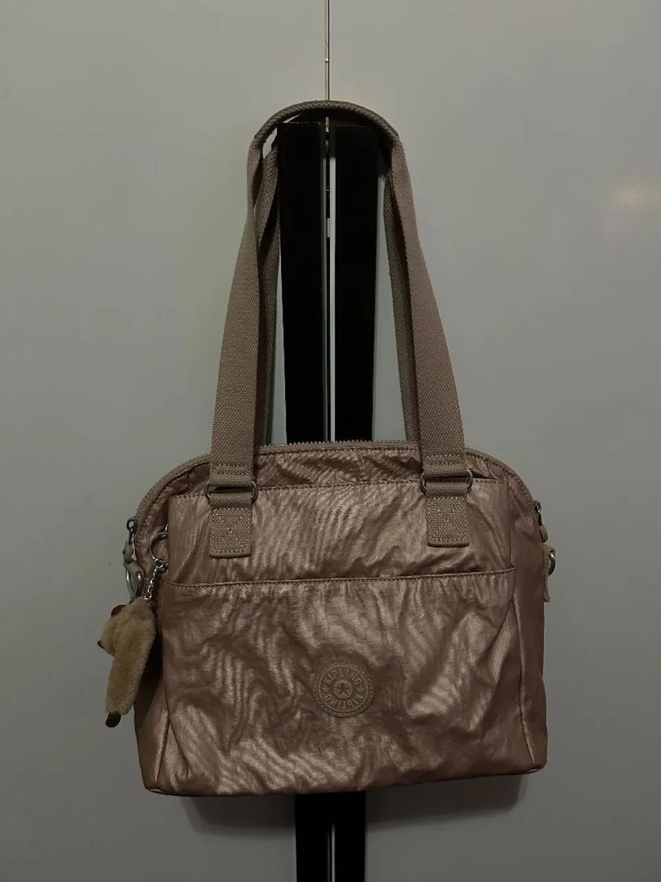Bolsa Kipling Original Rosa Metálico com Alça Dupla - Foto 2