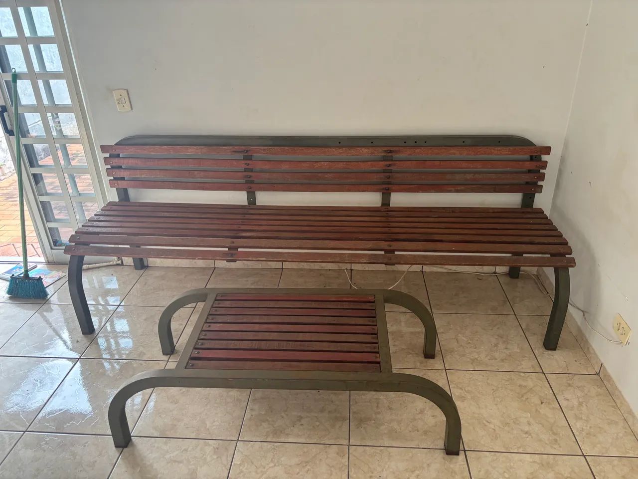 Jogo de Banco e Mesa de madeira e ferro  - Foto 2