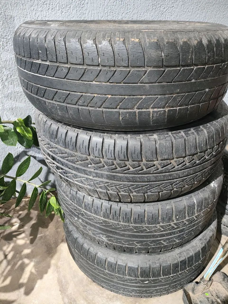 Pneus 245/65- aro 17 sendo 1 Goodyear e 3 Pirelli 