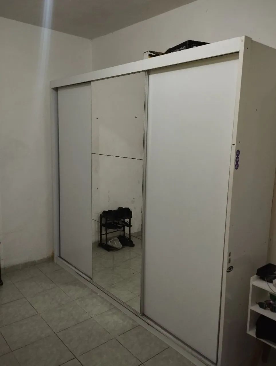Guarda roupa GRANDE de 3 portas sendo 1 com espelho