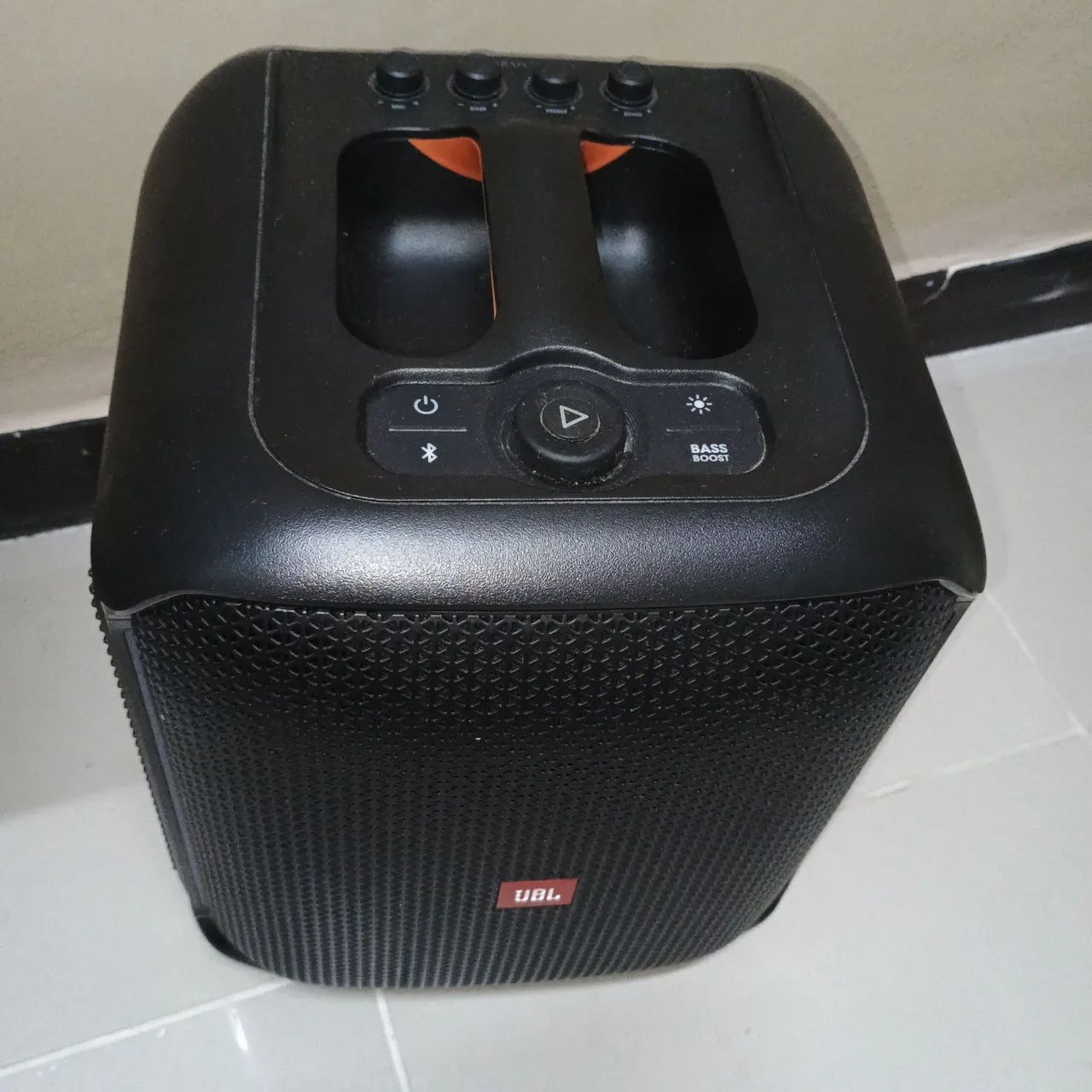 Vende-se uma caixa de som Bluetooth jbl partybox Encore com 2 microfones. - Foto 2