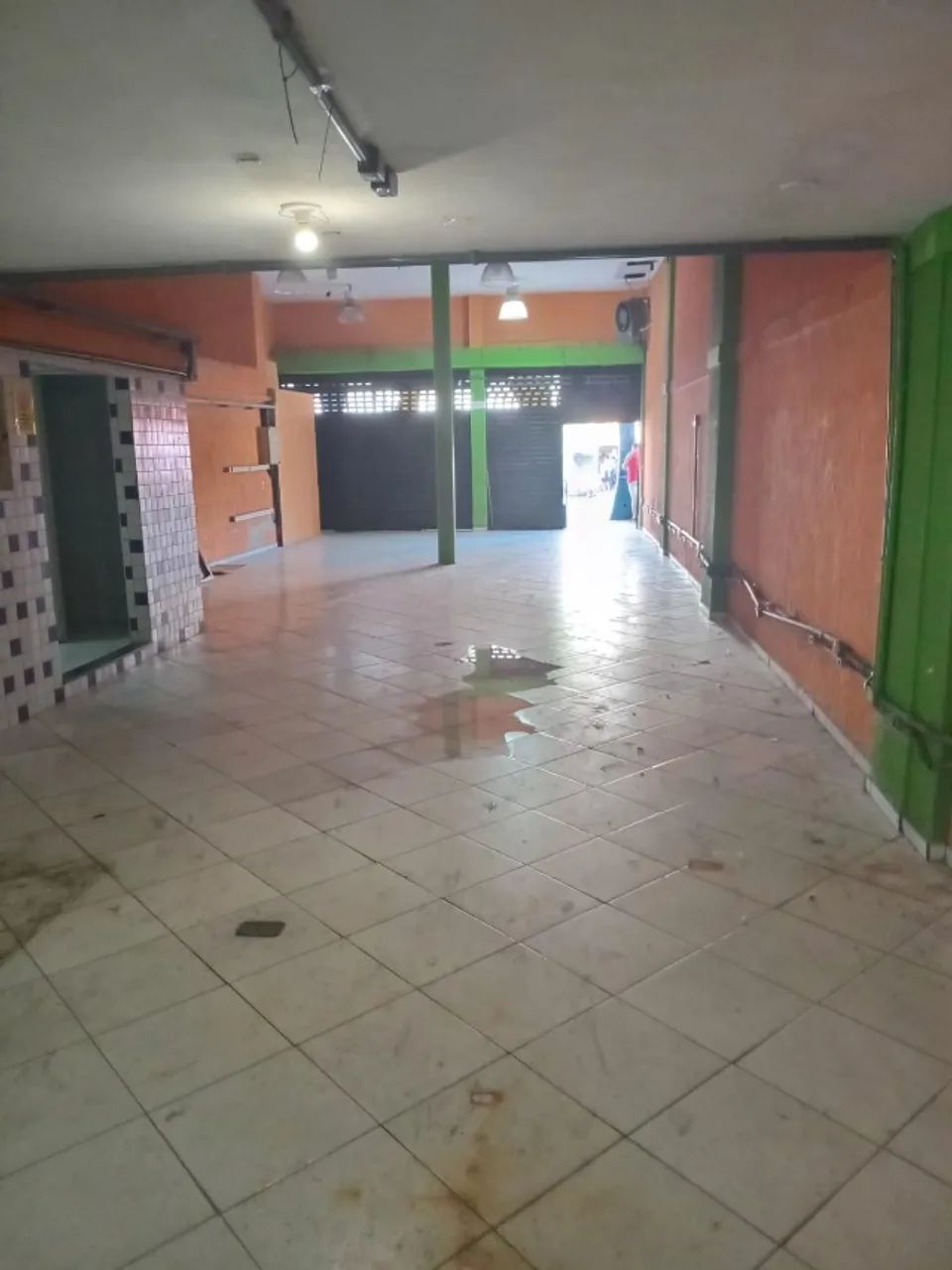 EXCELENTE LOJÃO COM 320 M2 NA PRAÇA SAIQUI EM VILA VALQUEIRE. - Foto 4