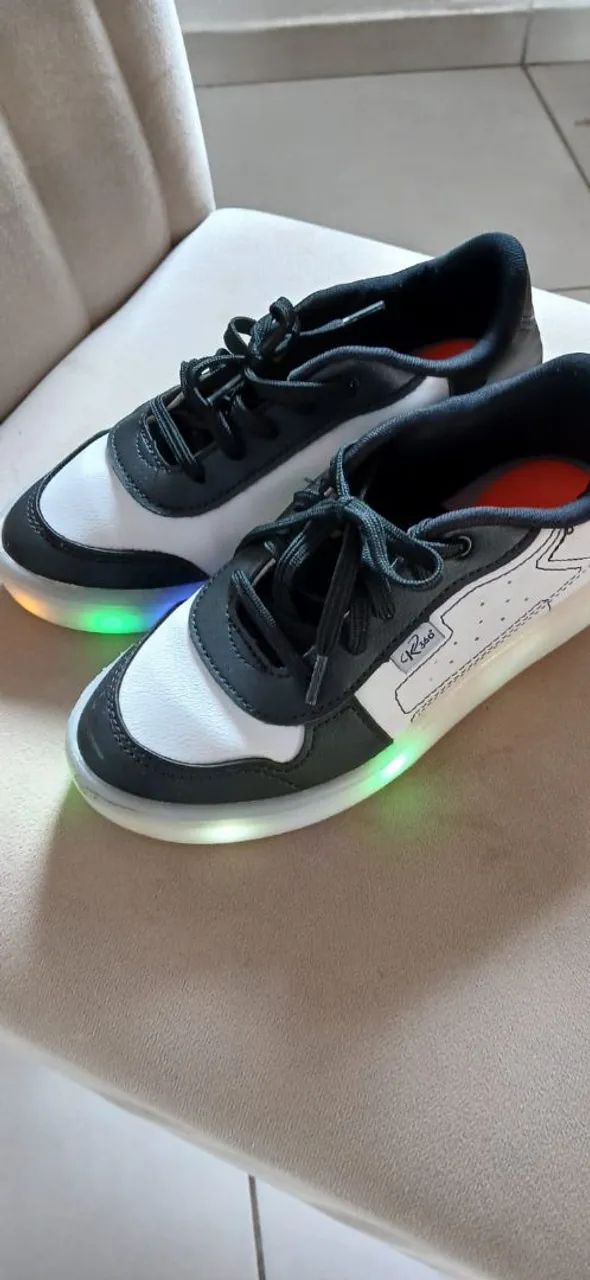Tênis infantil de rodinhas  e luzes em led