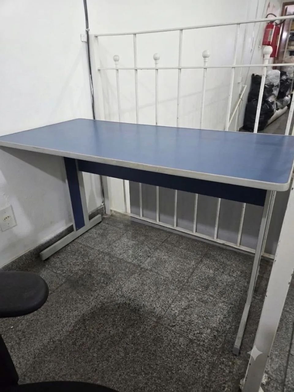 Conjunto de mesas e armário de escritorio - Foto 3