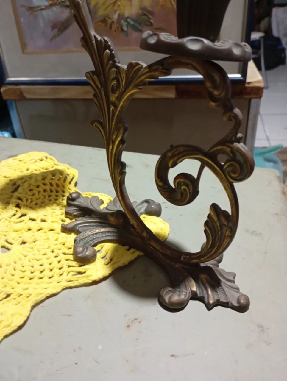 castiçal em bronze antigo trabalhado - Foto 2