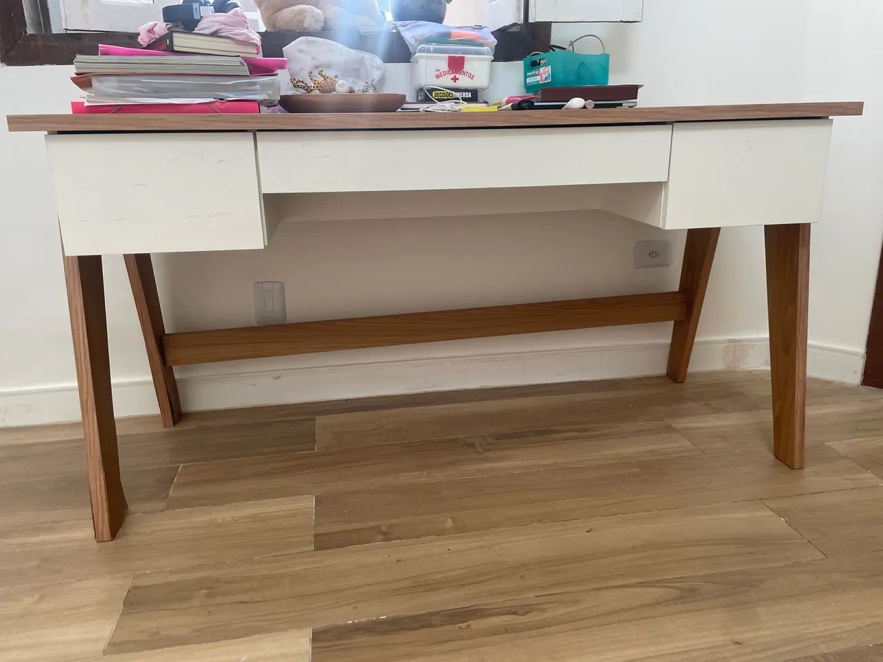 Combo de escrivaninha TV 36 polegadas e 2 poltronas  - Foto 4