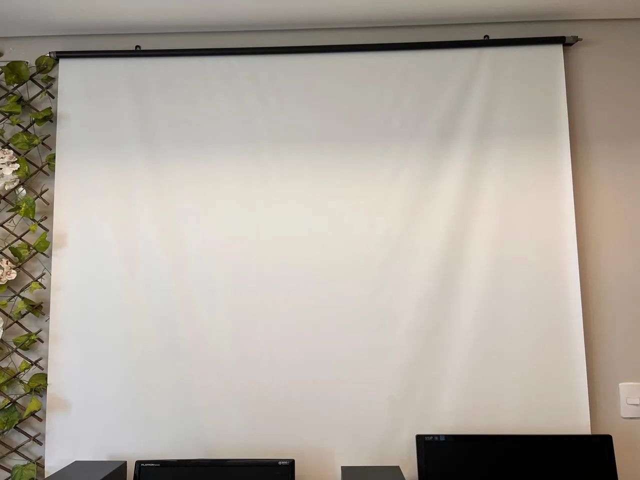 Tela de projeção retrátil 180x150cm