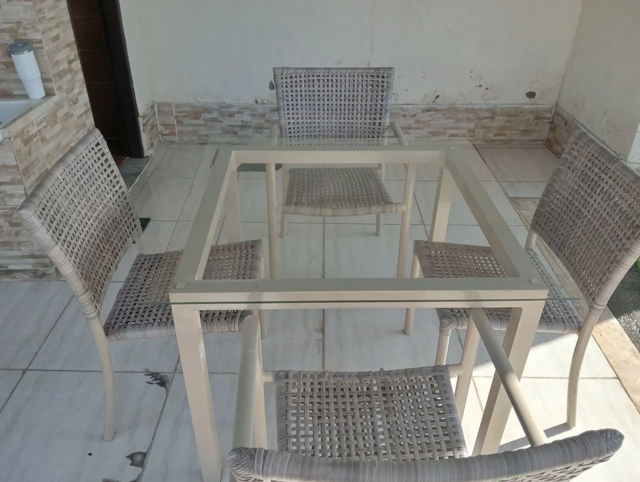 Conjunto de Mesa com tampo de vidro com 4 Cadeiras para área Externa 