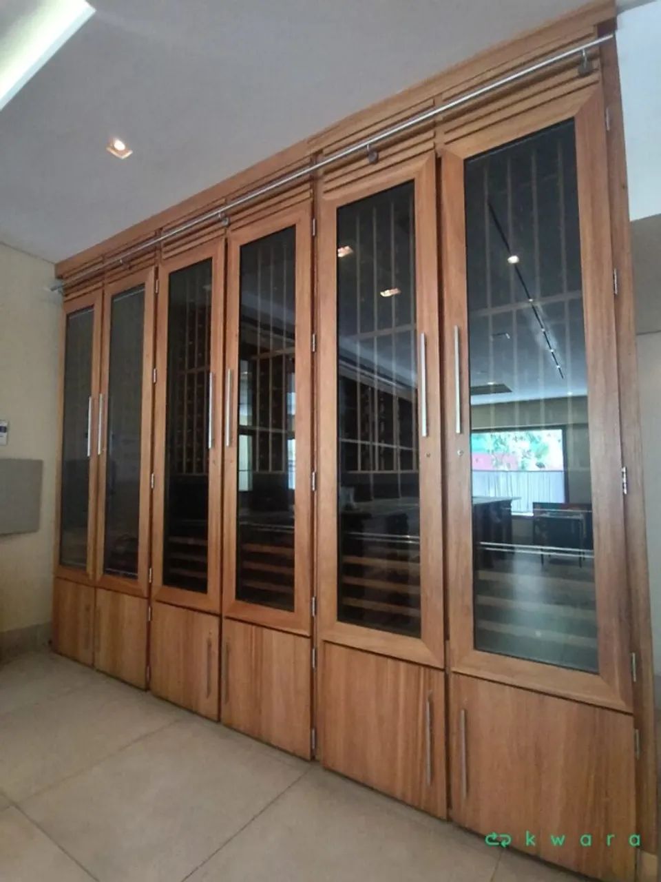 Adega climatizada com 12 portas
