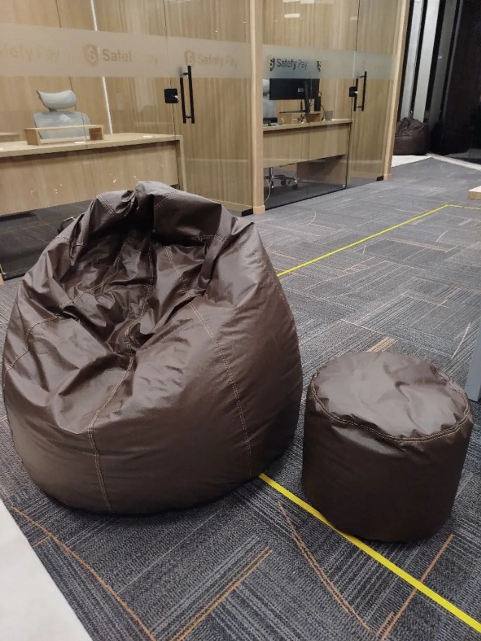 Puff Pera Gigante Marrom Couro Sintético + Puff Banqueta Apoio - Foto 3